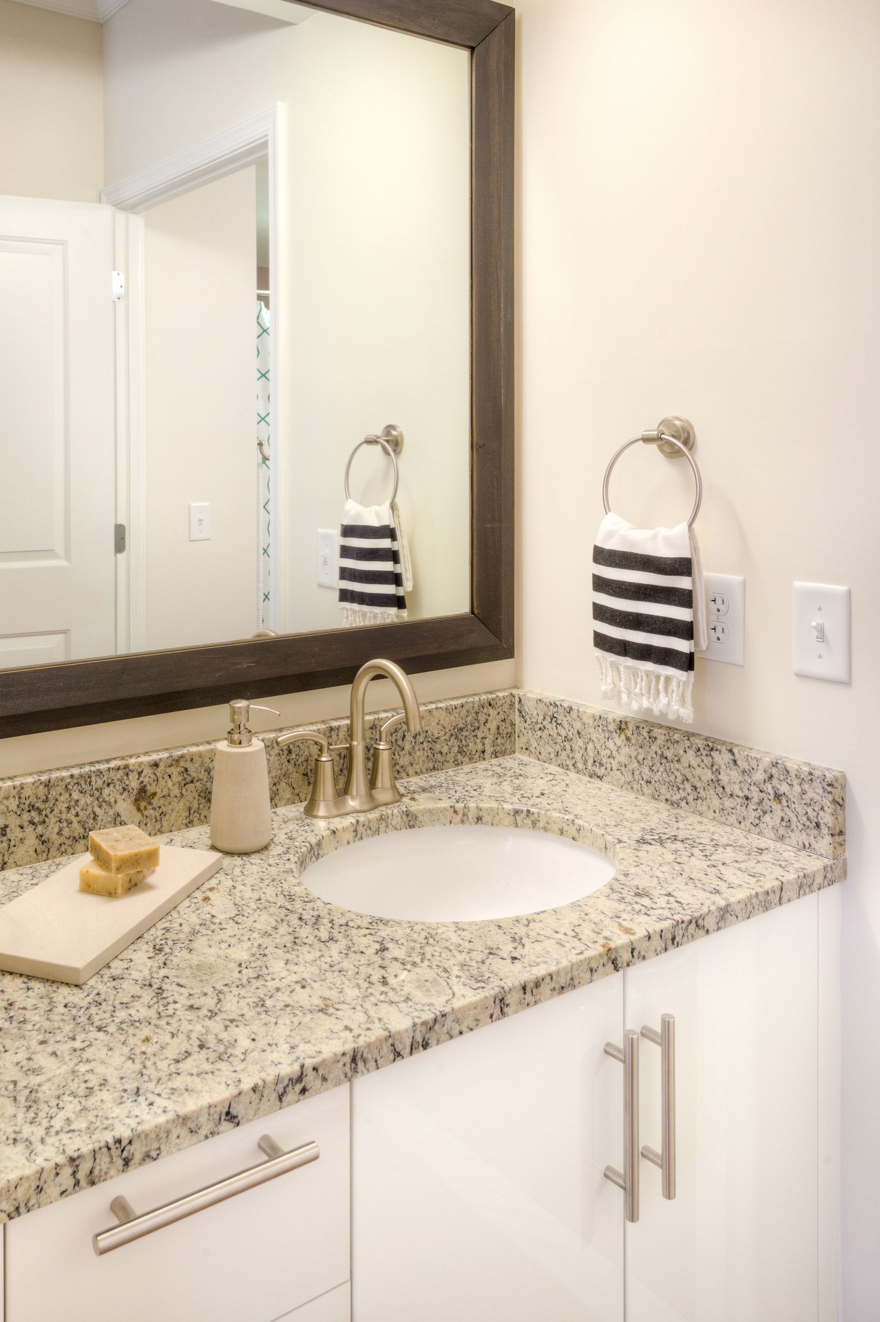 MiraFirstandM_LuxuryApartmentCommunity_Kitchen_NoMaWashingtonDC